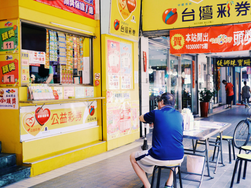 中數億威力彩頭獎，他為何堅持用3個背包領千萬現金？明知不易中獎，人還是會買樂透...「2字」可解釋